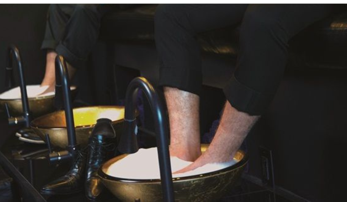 روتين العناية بالقدمين للرجال الرياضيين