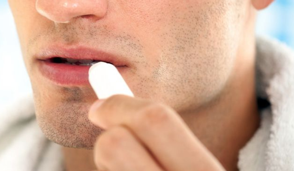 ترطيب الشفاه بدون أثر دهني للرجال