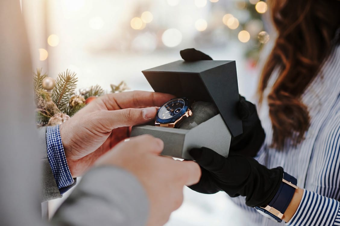 كيف تختار الساعة كهدية مثالية تقدمها في موسم الأعياد