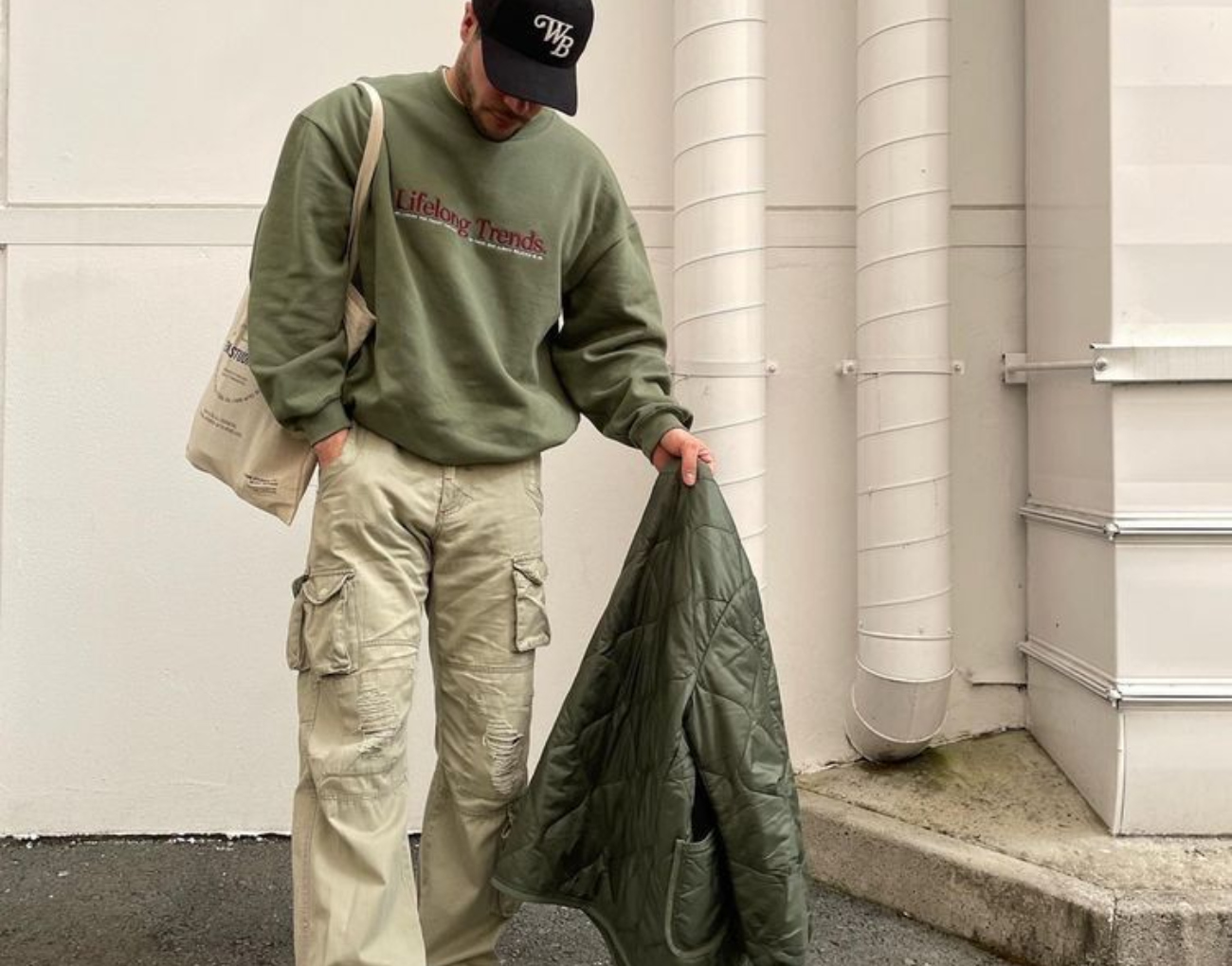 صيحة الملابس المستوحاة من الطراز العسكري تعيد تعريف أناقة الرجل العصري