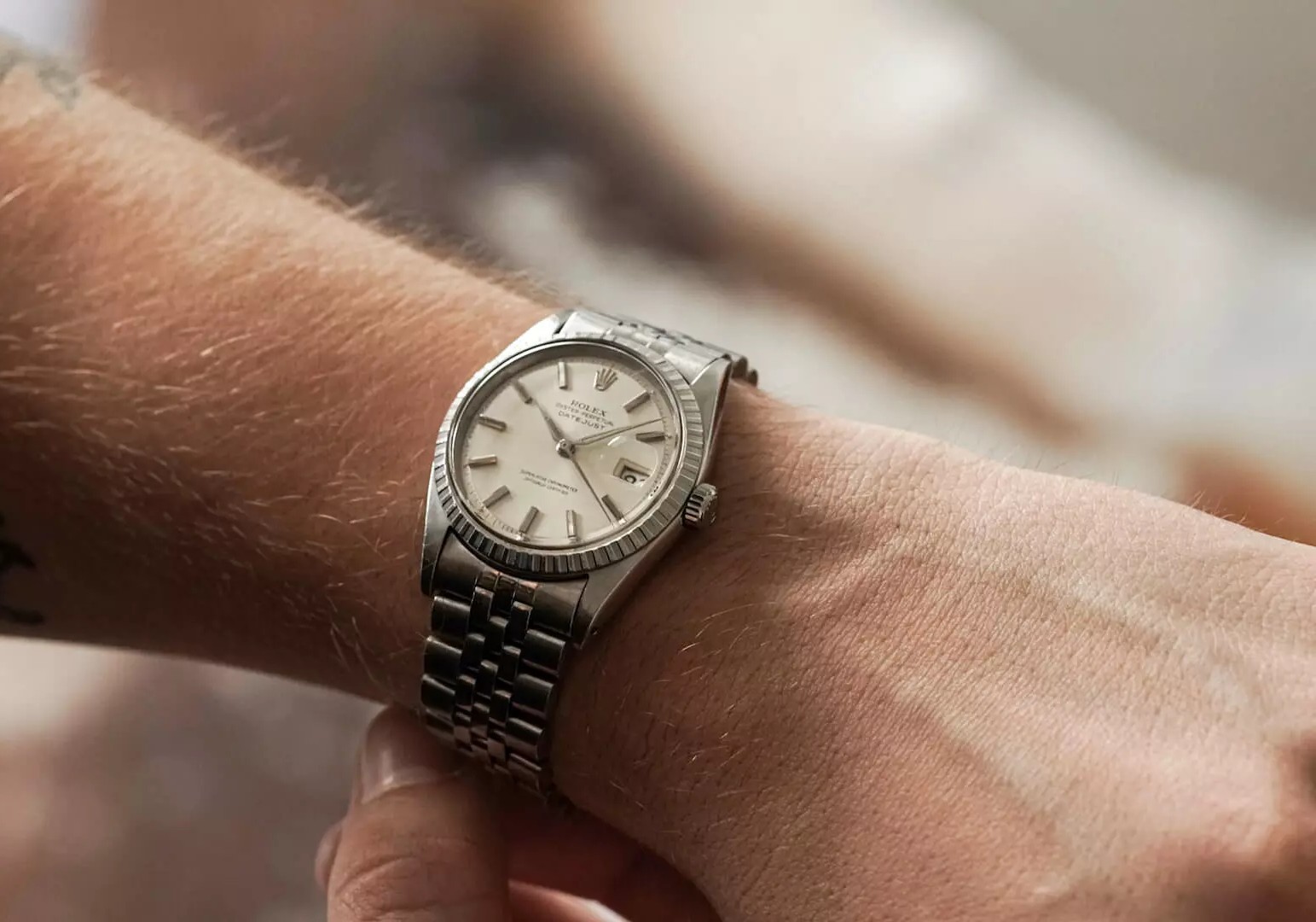 كيفية إزالة الخدوش من زجاج ساعات اليد