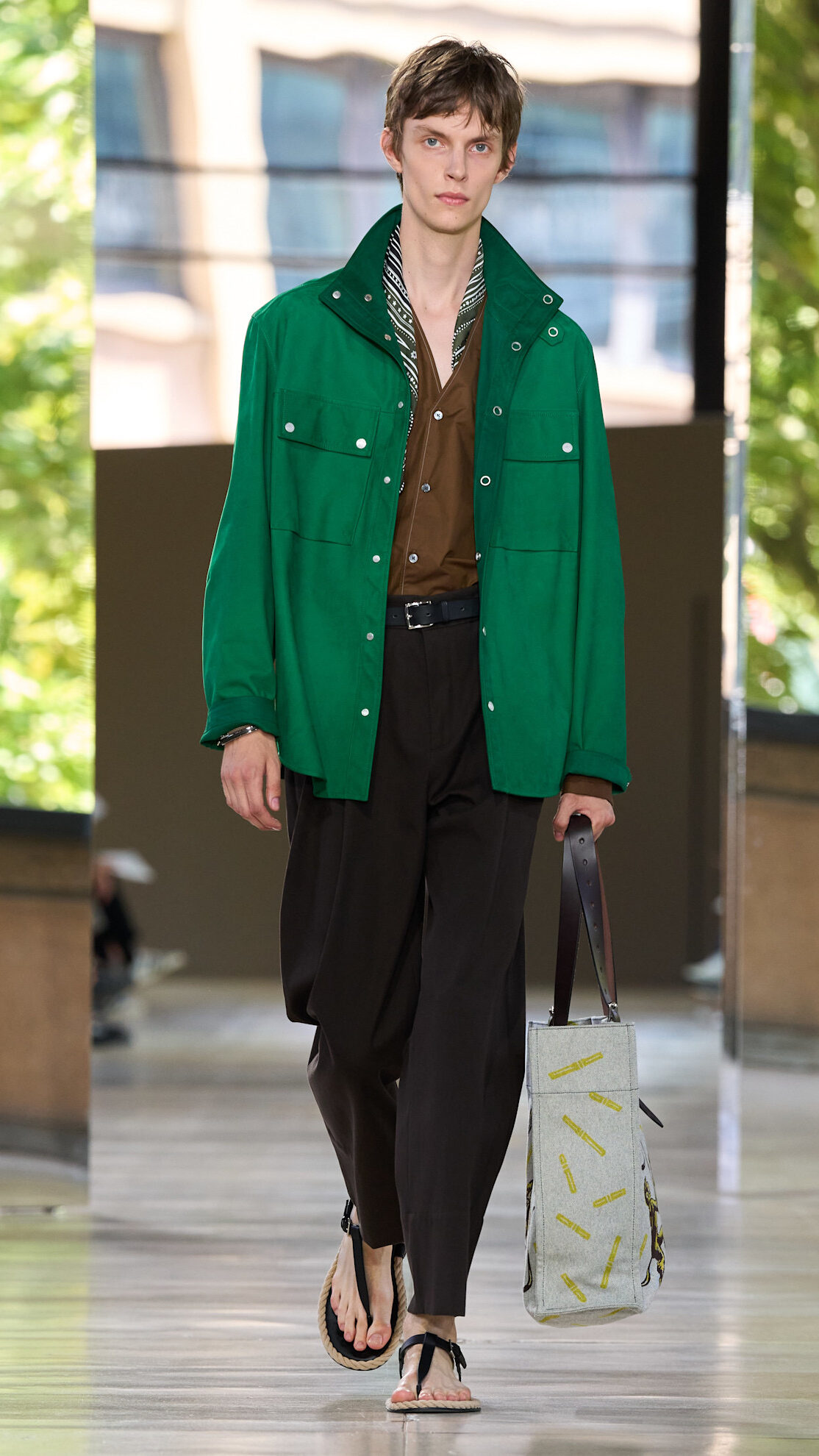 الجاكيتات الملونة والجريئة في صدارة الموضة الرجالية