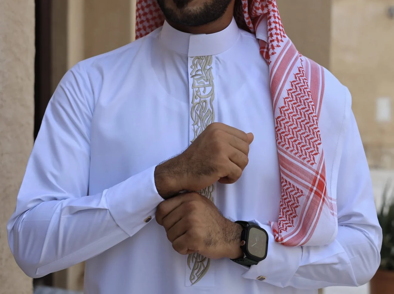 هل تكتمل أناقة الثوب الرمضاني بدون ساعة كلاسيكية؟