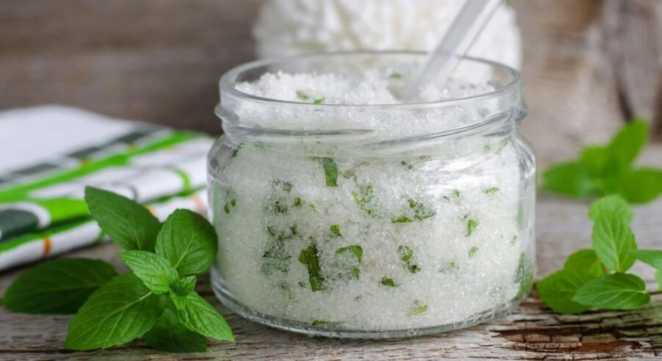 مقشر الملح الصخري وزيت النعناع: خطوة واحدة لبشرة نظيفة ومنتعشة