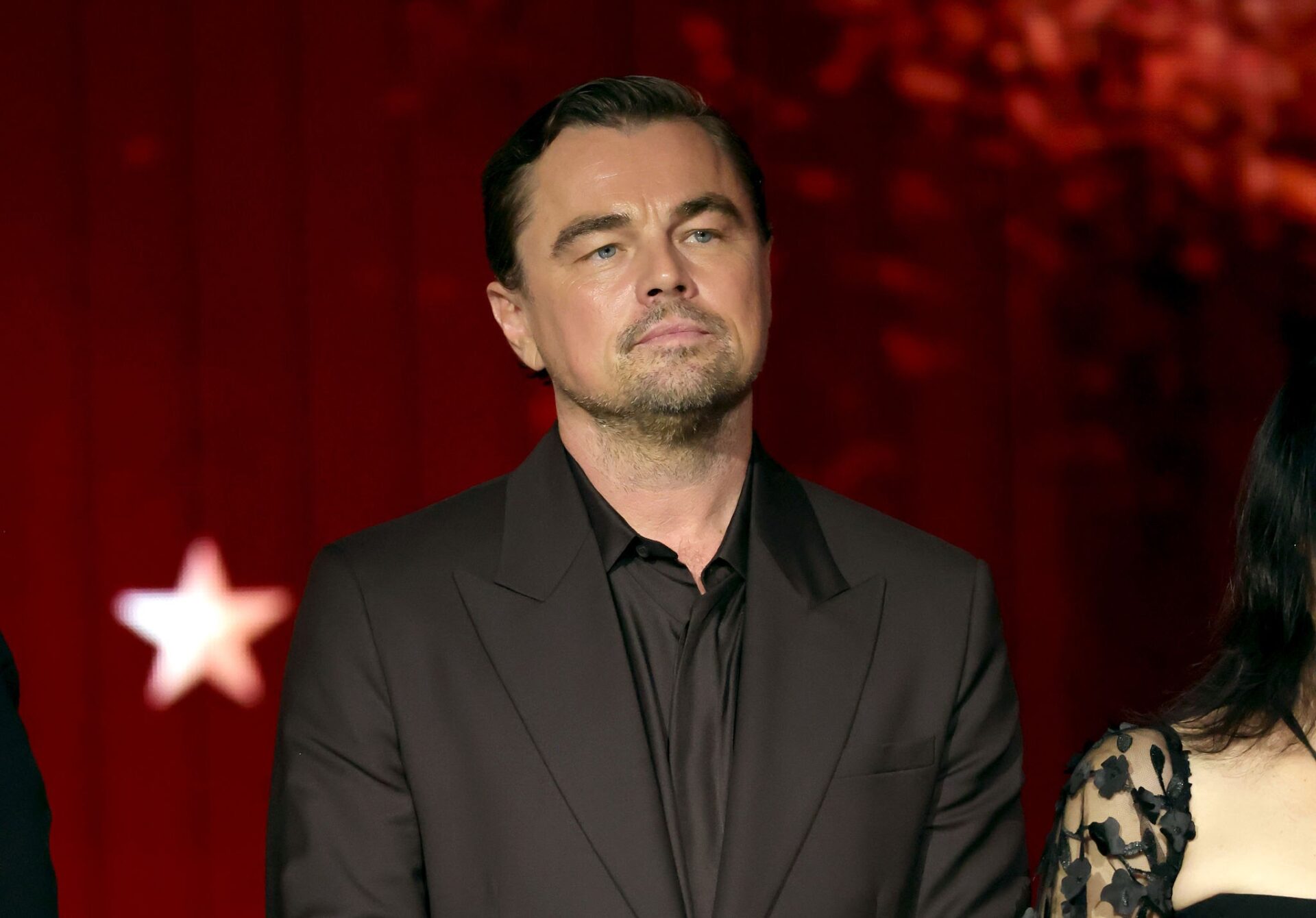 ليوناردو دي كابريو يفاجئ الجمهور بغيابه عن Actor Awards رغم ترشيحه القوي