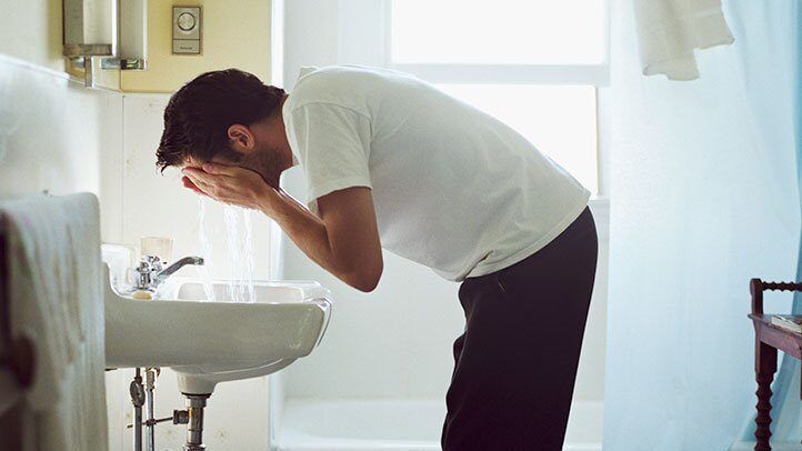 حيلة الماء البارد لإخفاء علامات الإرهاق الصباحي خلال الصيام