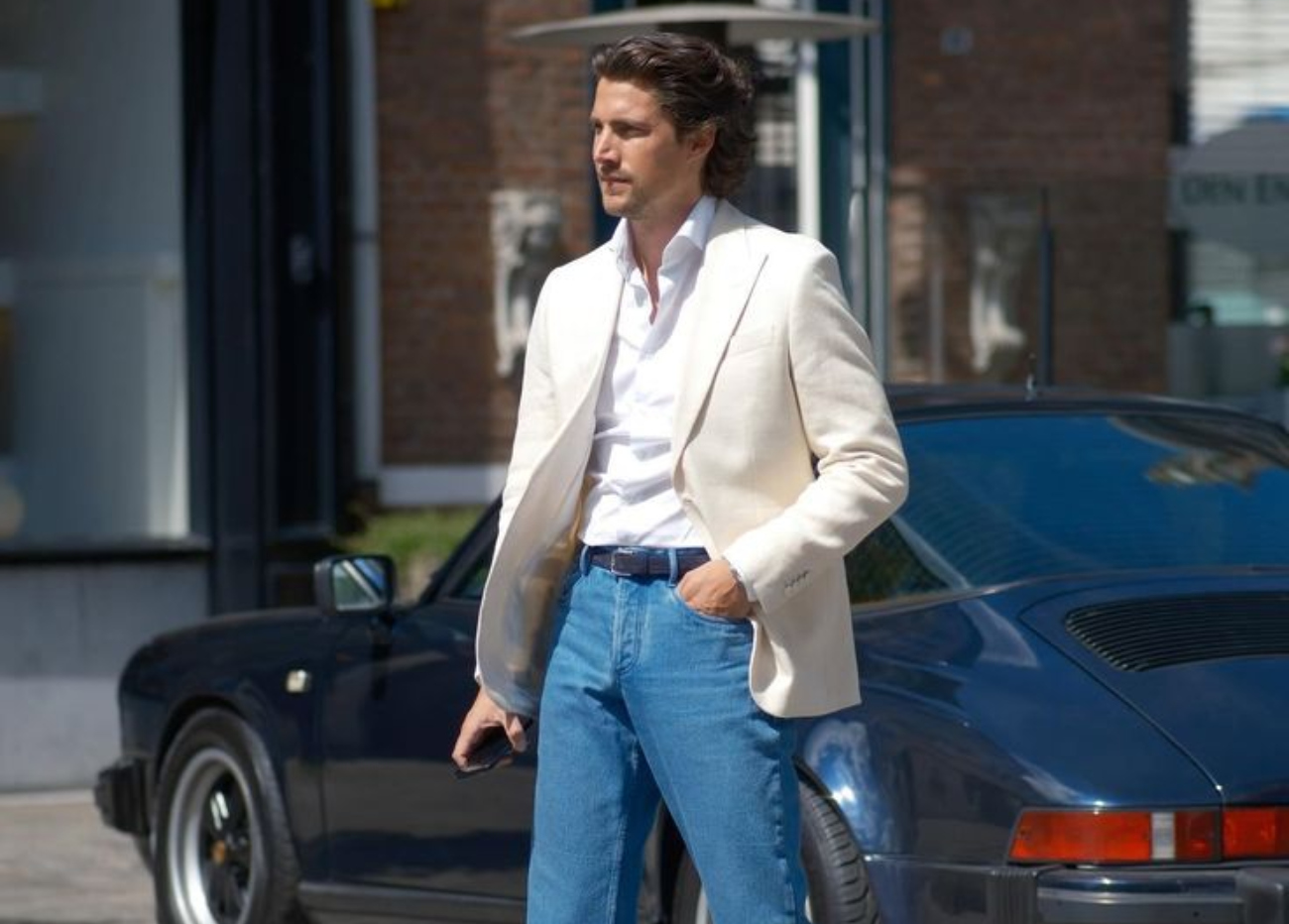 أفكار ذكية لتنسيق البليزر مع الجينز بإطلالة رجولية لافتة