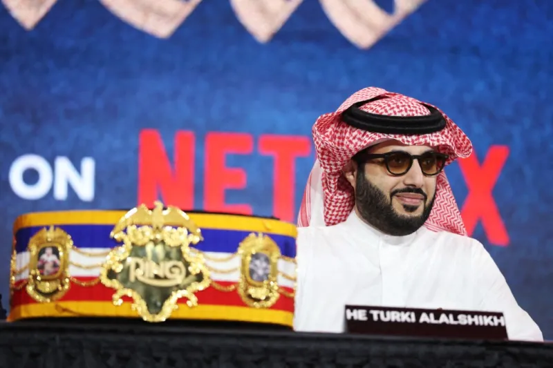 تركي آل الشيخ يتسلم قميص مانشستر يونايتد داخل ملعب توتنهام ويثير تفاعلًا واسعًا