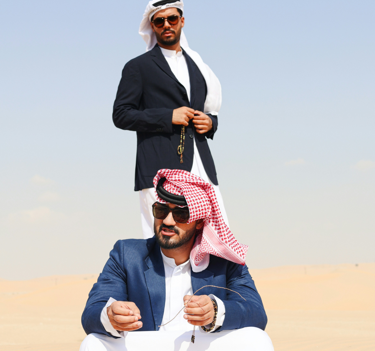 دليل الرجل العصري لإتقان كيفية تنسيق البليزر مع الثوب بثقة وأناقة