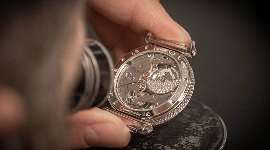 أسرار الحركة ونبض الميكانيك في عالم الساعات