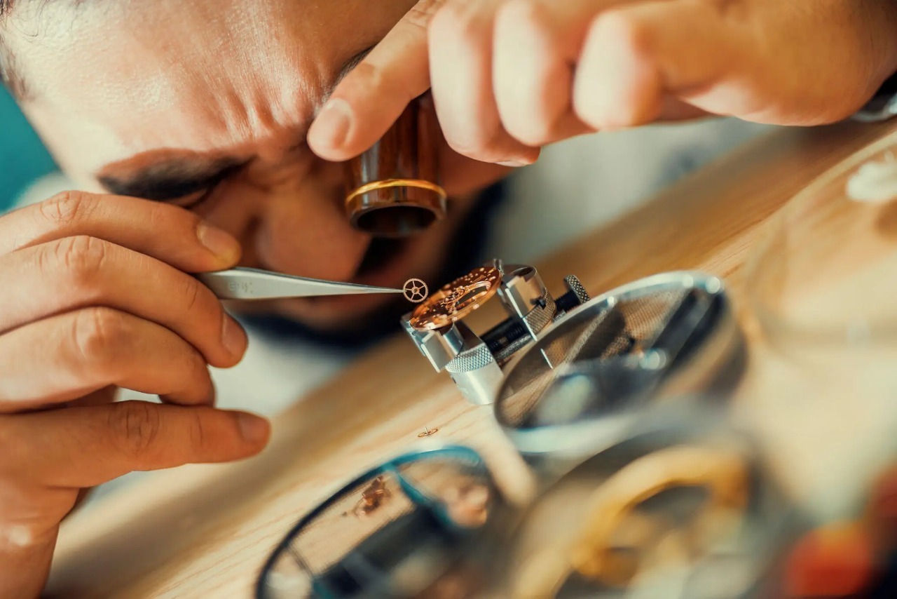 عدسة الصانع.. بوابة العبور إلى تفاصيل الساعات المجهرية