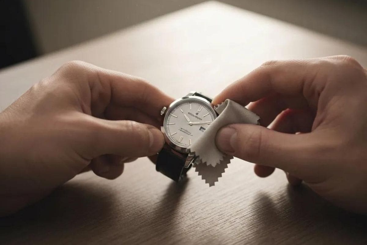 دليل العناية الفائق بتلميع الساعات الفاخرة بطرق احترافية وآمنة