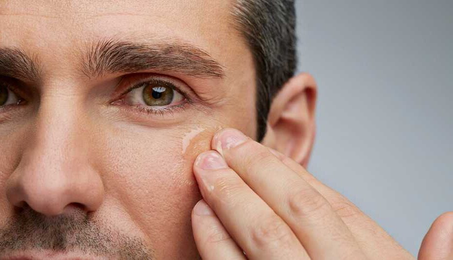 لماذا تعتبر منطقة العين أولى مناطق وجه الرجل تأثرًا بالعمر؟