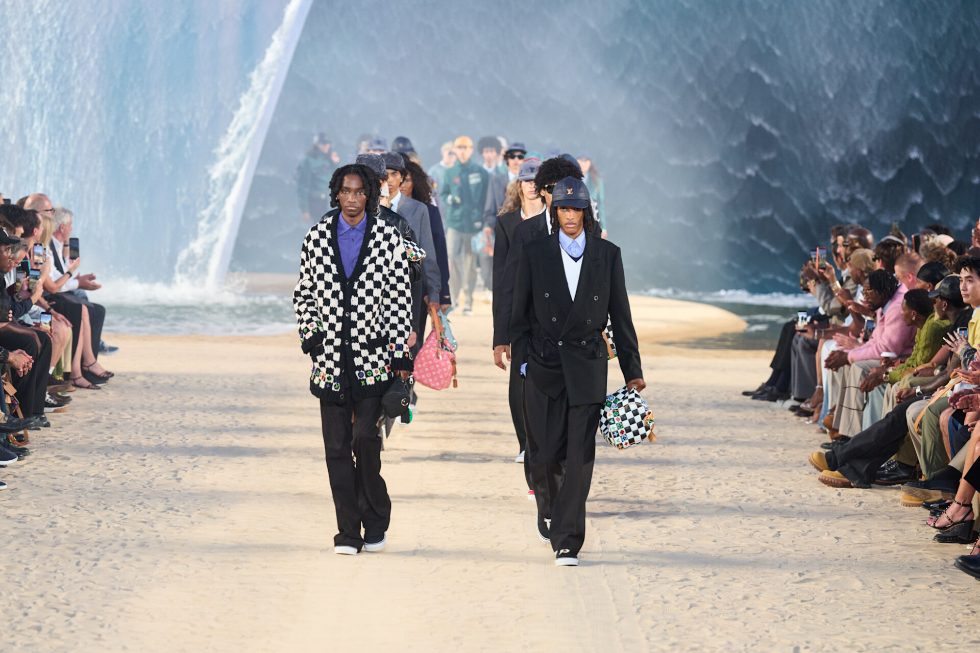 Louis Vuitton يقدّم روح ركوب الأمواج في أسبوع باريس للموضة لربيع وصيف 2027