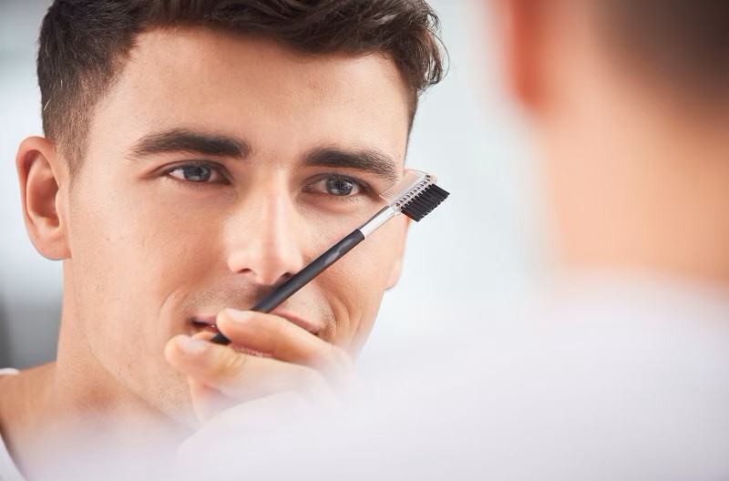 جل الحواجب الشفاف يرتّب المظهر ويضفي على الملامح هيبة ووقاراً