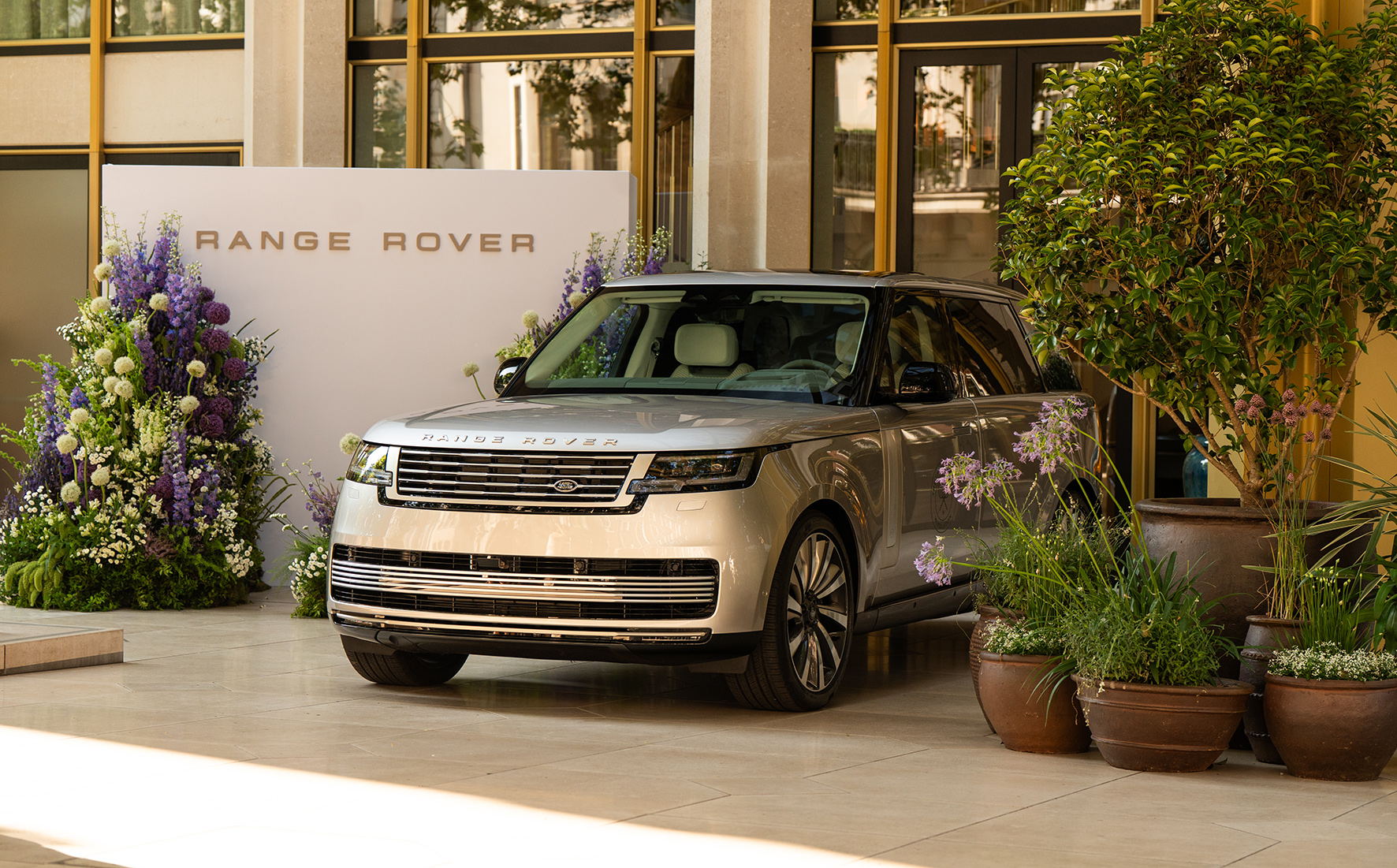Range Rover تكشف أسرار تصميمها ومستقبلها الكهربائي