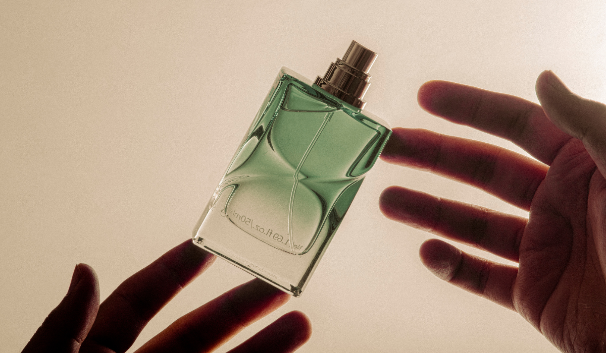 العطر الصيفي المثالي للرجل: التوازن بين الانتعاش والثبات