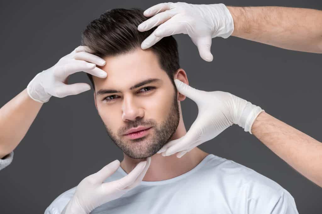 تحديد ملامح الوجه: كيف تمنح التقنيات التجميلية الرجل خط فك أكثر تحديدًا؟