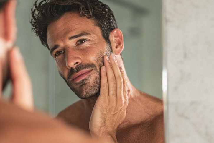 لماذا تتقدم بشرة الرجل في العمر بطريقة مختلفة؟