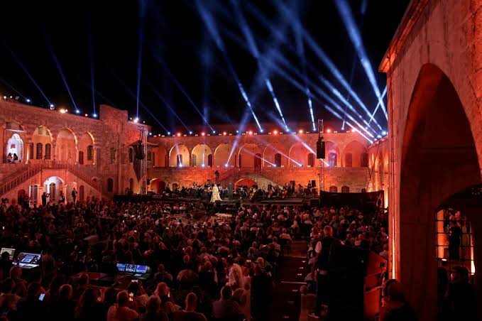 مهرجان بيت الدين موعد صيفي يجمع الفن والتاريخ تحت النجوم