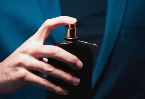 عطور الرجل الخليجي: لماذا تُعدّ جزءاً أساسياً من أناقته؟