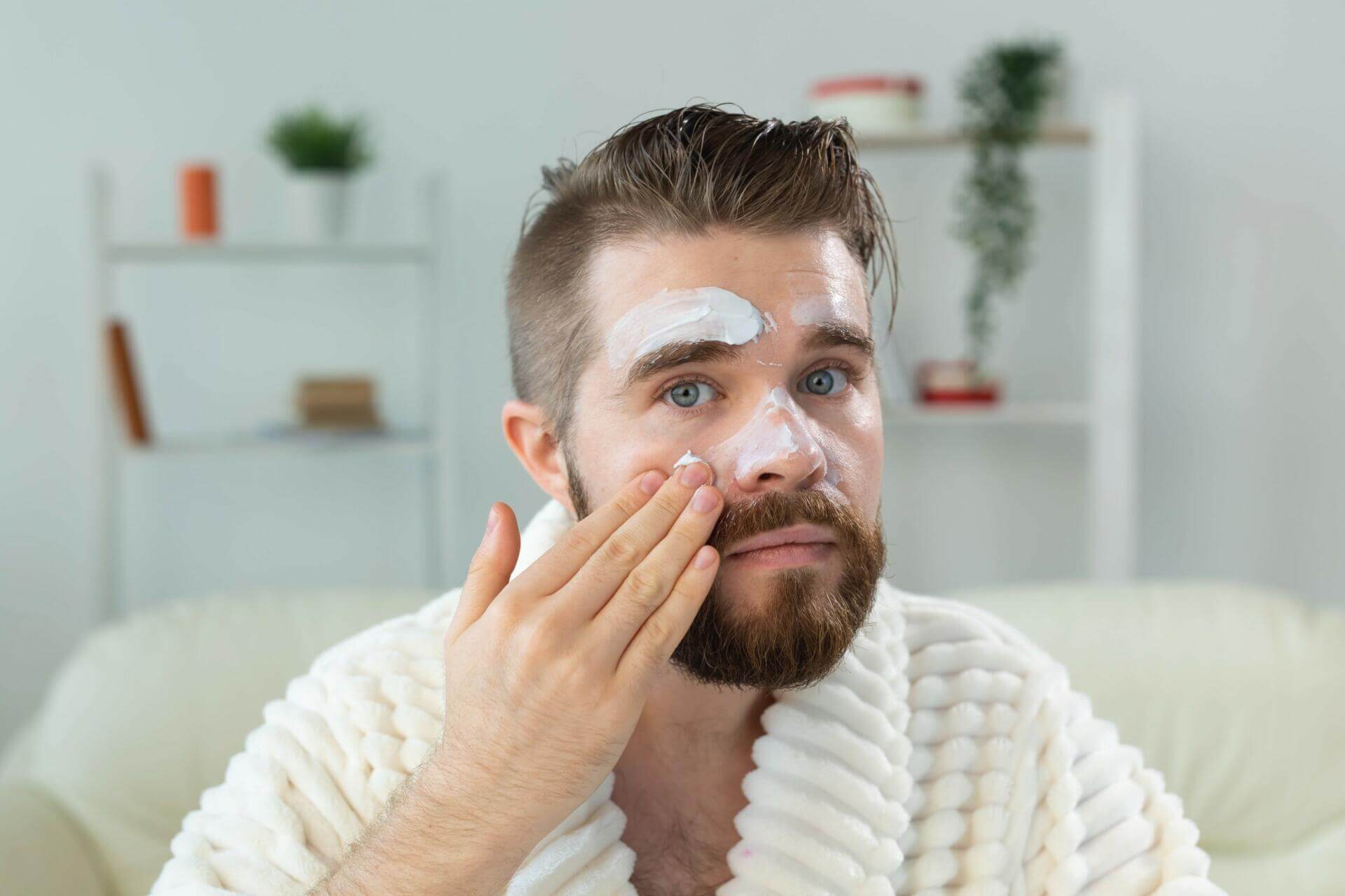 هل تحتاج بشرة الرجل إلى أكثر من مرطب؟