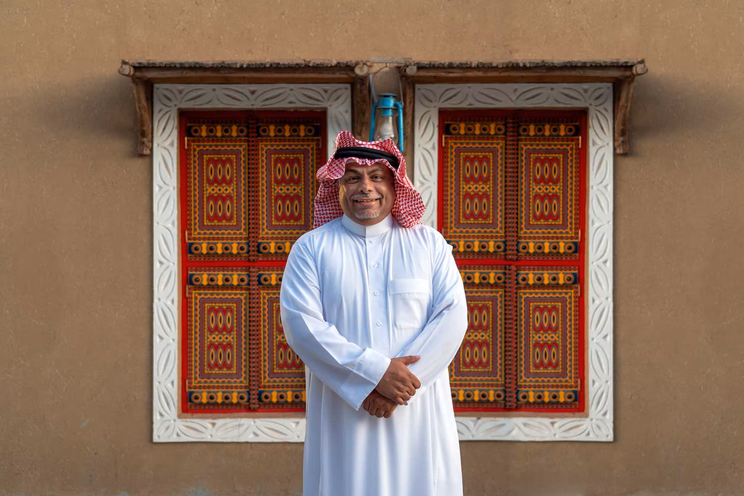 أحمد الفوزان.. حرفي سعودي ينقل جمال الأبواب النجدية إلى العالم
