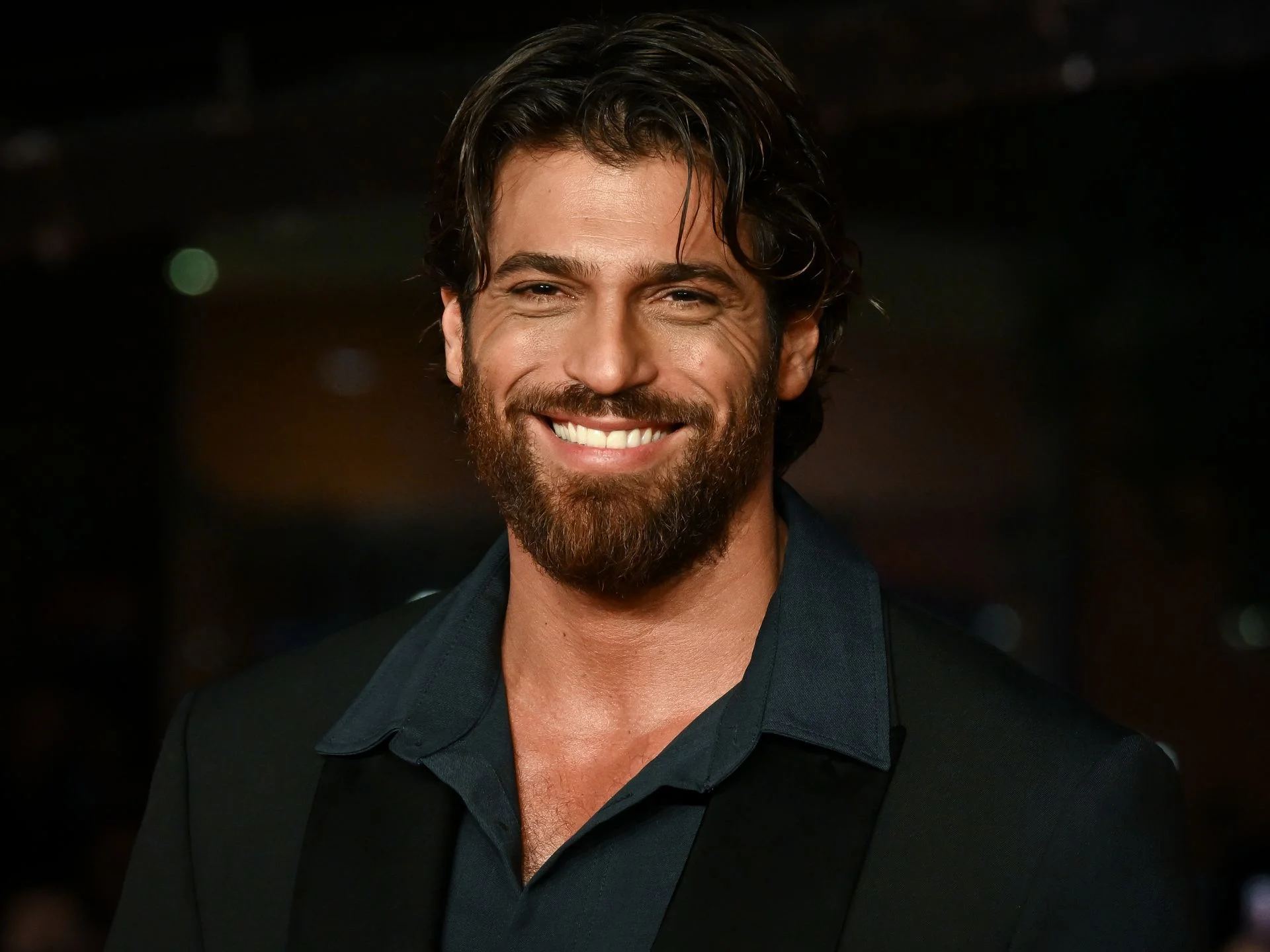 جان يامان يفاجئ جمهوره بتحوّل جريء في إطلالته من أجل دوره الجديد