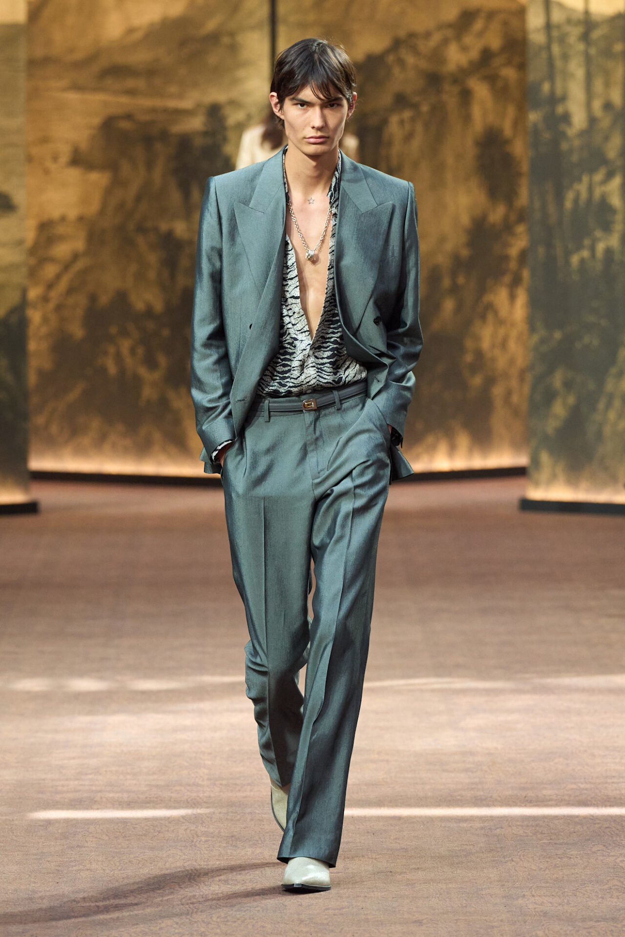 البدلة الرسمية